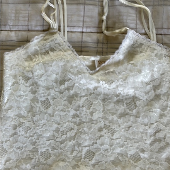 Elegant Lace Sleepwear Set in Cream - Picture 2 of 7